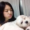 女生穿吊带等地铁遇暖心提醒